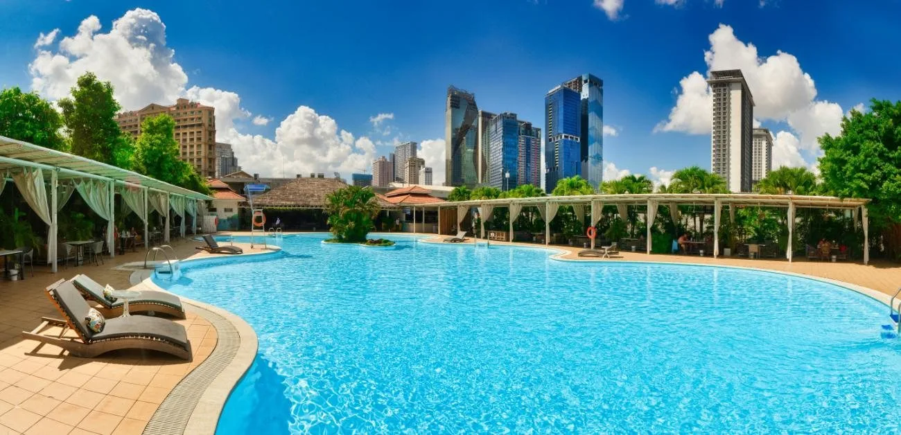 Poolanlage mit Skyline im Hintergrund